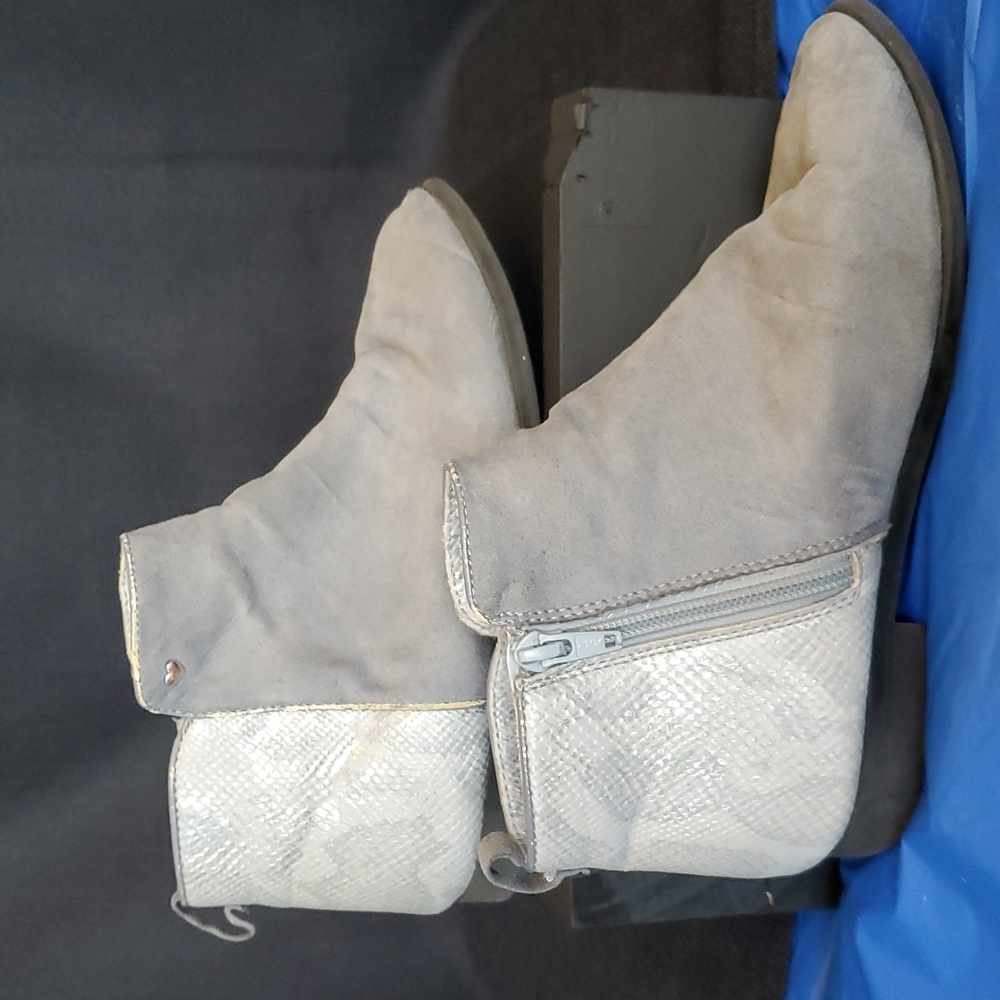 Girls ankle boots gray suade leather zip up.